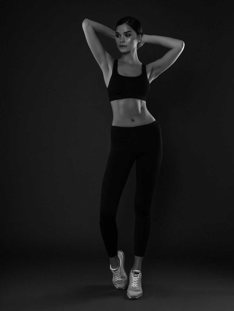 Balistarz-model-Oksana-Stoyanovskaya-black-and-white-portrait-shoot-in-clothing-for-exercise