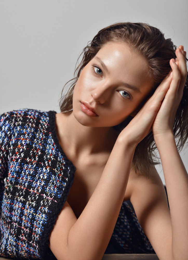 Balistarz-model-Alesya-Kafelnikova-portrait-shoot-with-red-blue-jacket