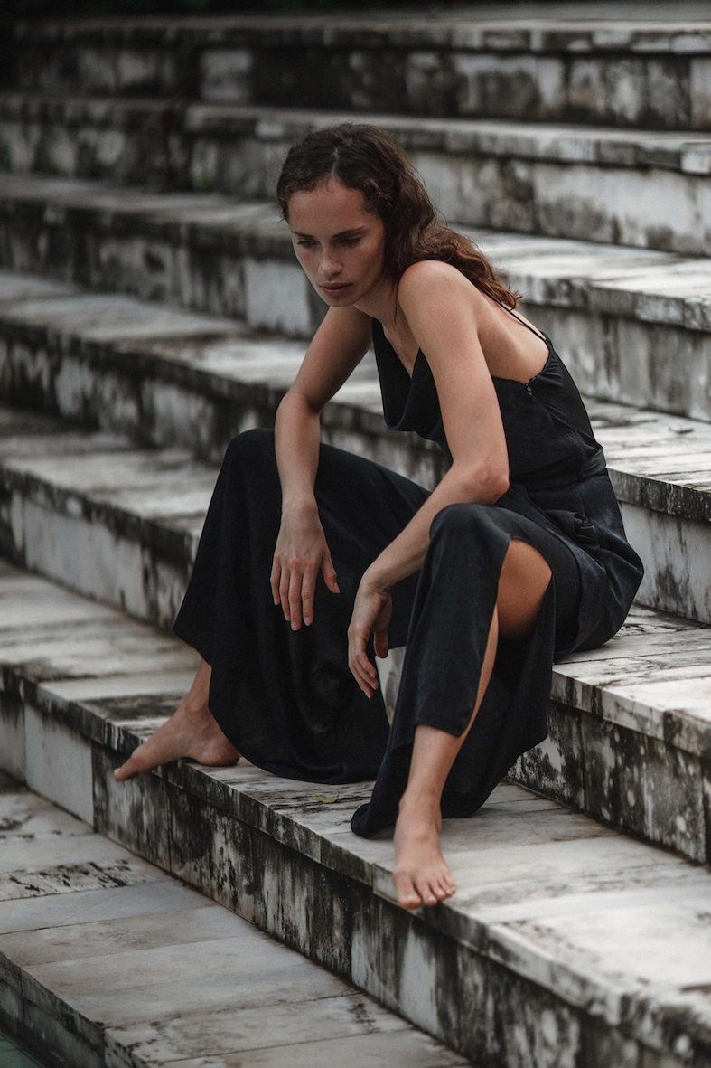 Balistarz-model-Anastasia-Yakhnina-portrait-shoot-sitting-on-steps-in-a-dress
