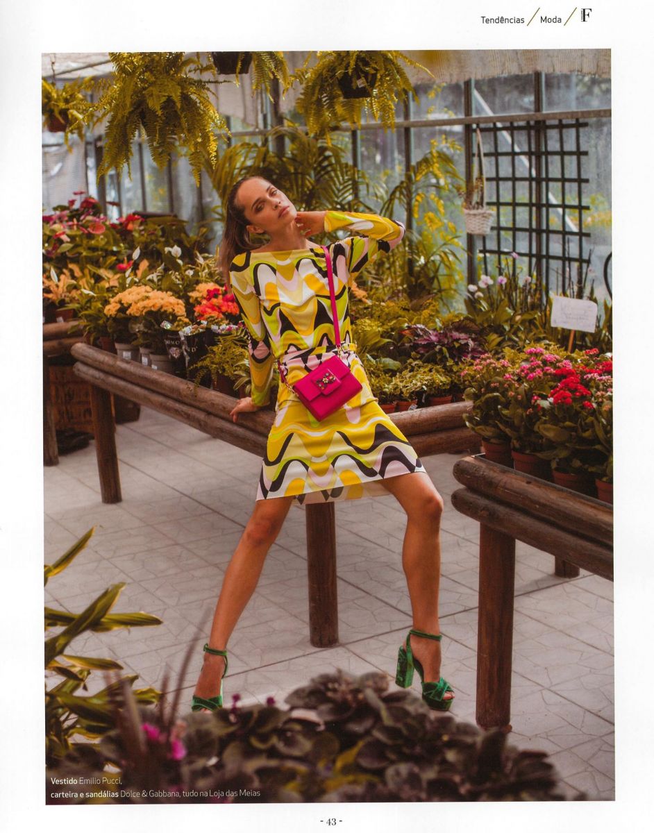 Balistarz-model-Anastasia-Yakhnina-portrait-shoot-with-plants-and-flowers-in-a-yellow-and-green-dress