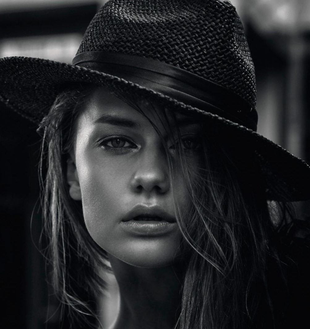 Balistarz-model-Brigita-Maldutyte-headshot-portrait-black-and-white-shoot-for-Malduty-Modelka-Kapelusz-Czarno-Biale