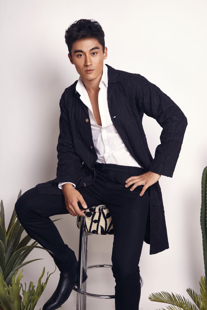 Balistarz-model-Daniel-Hasse-portrait-shoot-on-a-stool-in-a-suit