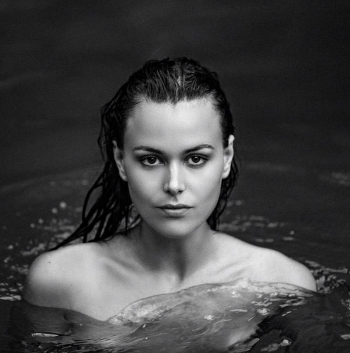 Balistarz-model-Diana-Mihaila-black-and-white-portrait-shoot-in-a-pool