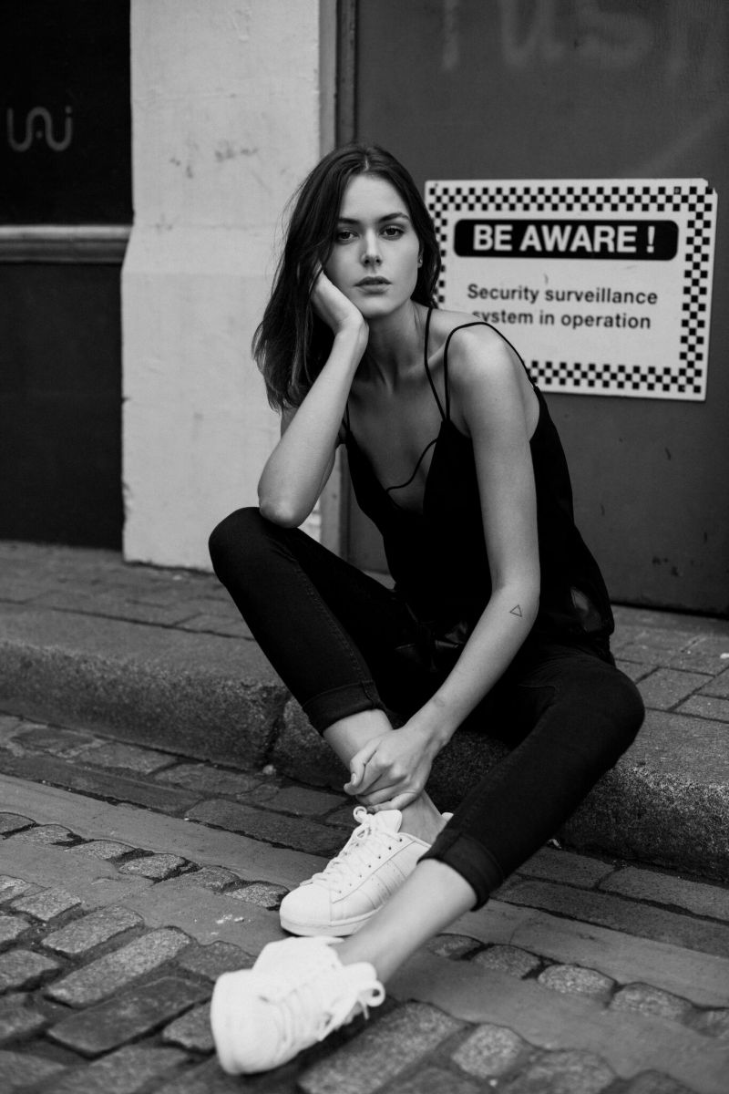 Balistarz-model-DIana-Mihaila-black-and-white-portrait-shoot-sitting-on-the-sidewalk