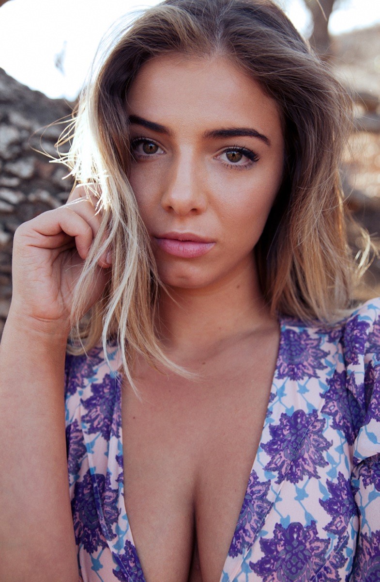 Balistarz-model-Ellyn-Mccartney-portrait-closeup-shoot-in-a-blue-and-purple-shirt