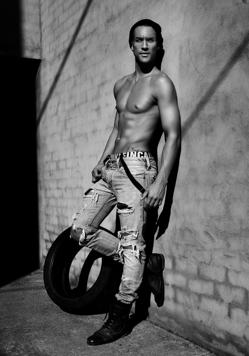 Balistarz-model-Emile-Steenveld-black-and-white-image-shot-wearing-rebellious-ripped-jeans