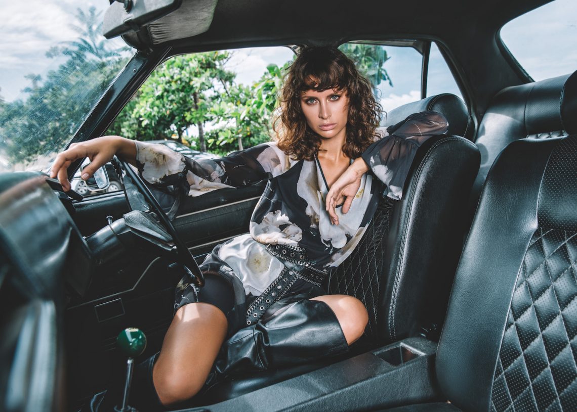 Balistarz-model-Irina-Kro-portrait-shoot-in-a-car-with-a-casual-look