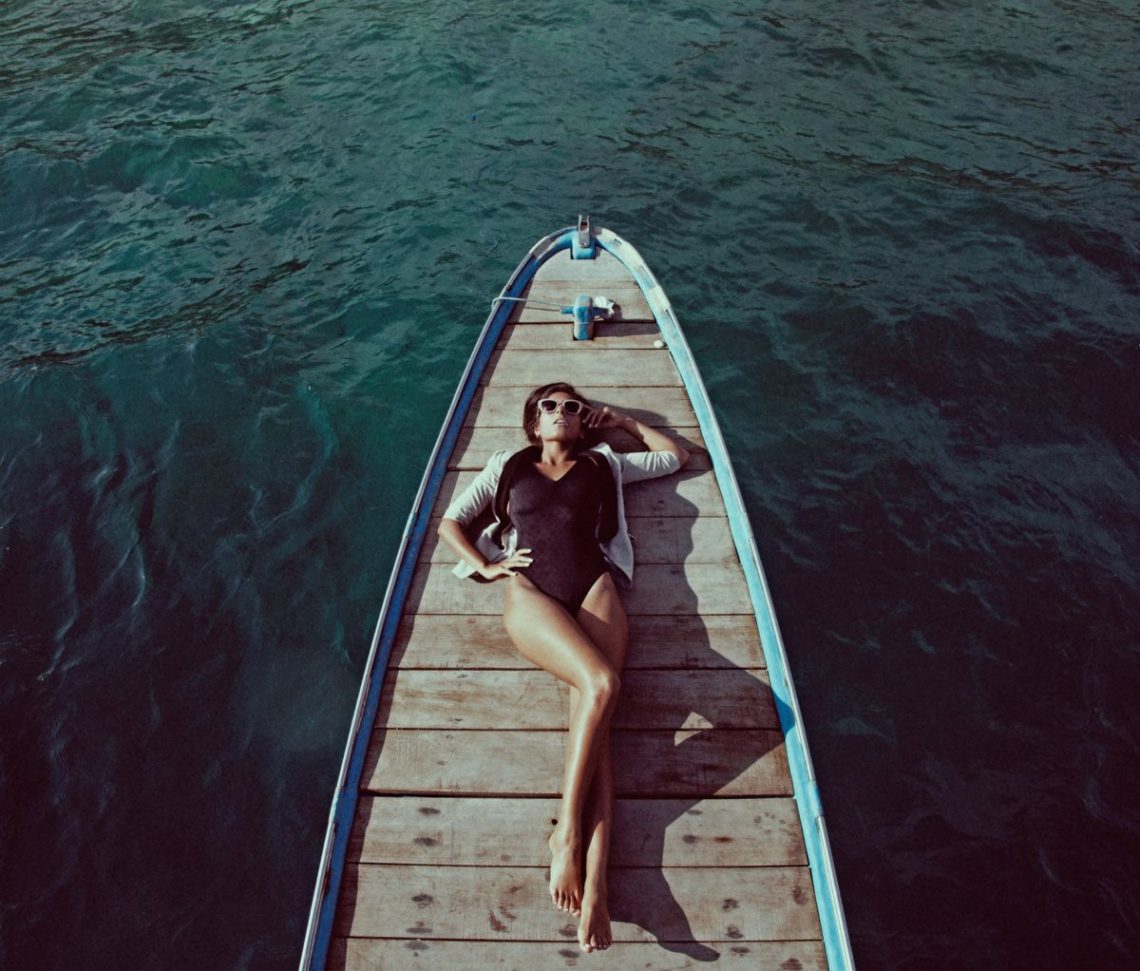 Balistarz-model-Ishtar-film-look-style-cruising-through-the-sea-photo-taken-from-high-angle