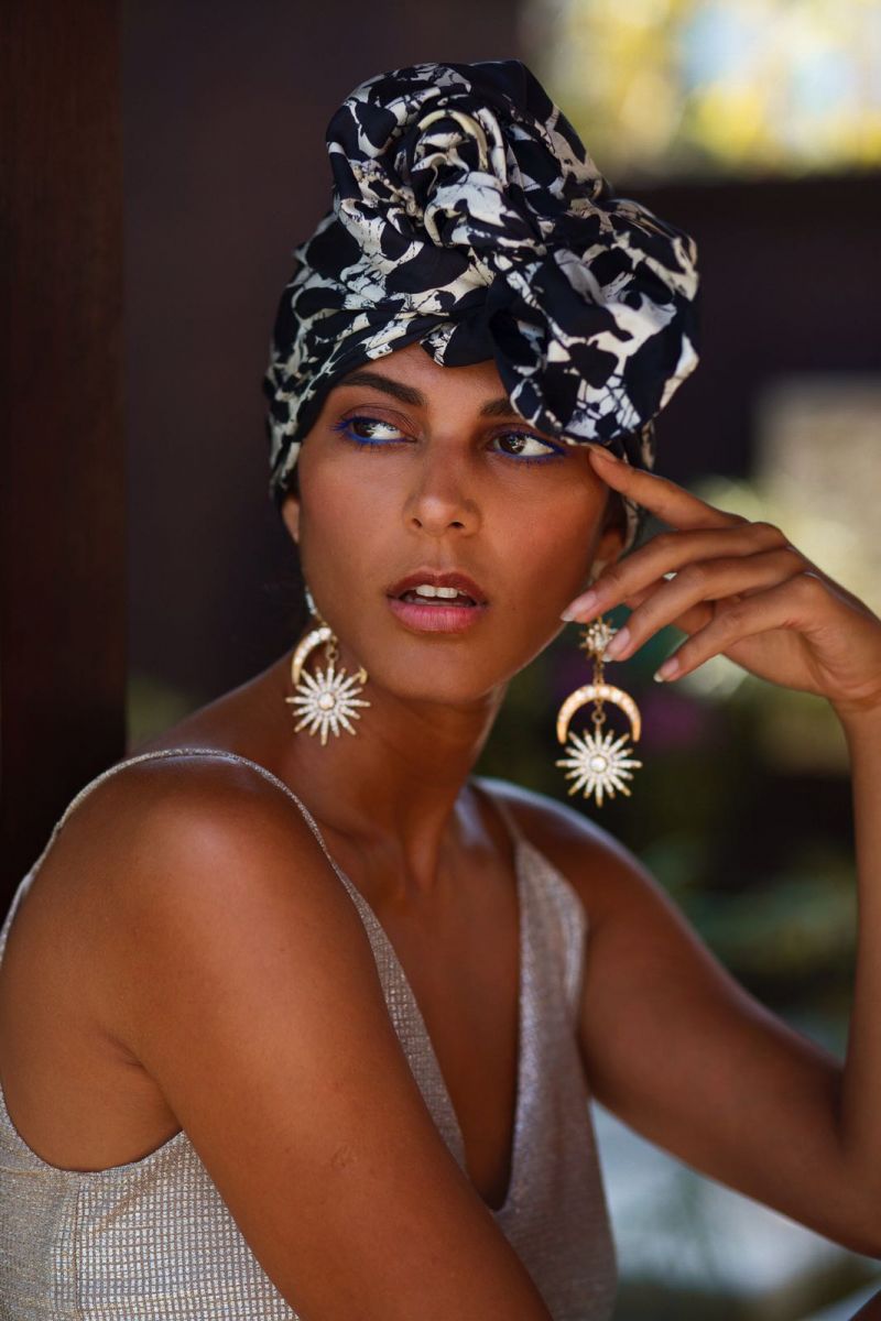 Balistarz-model-Ishtar-casual-portrait-putting-on-nice-head-scarf