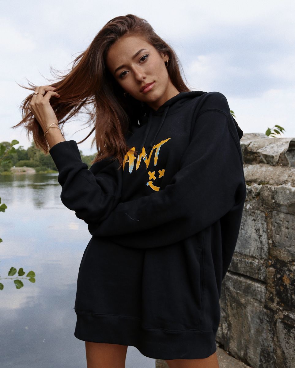 Balistarz-model-Jasmine-Giles-portrait-shoot-in-oversized-hoodie
