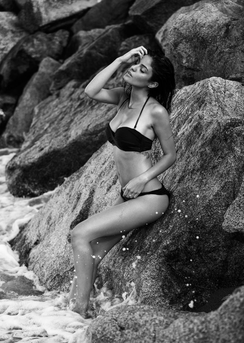 Balistarz-model-June-Peers-black-and-white-portrait-shoot-in-a-black-bikini-on-the-beach-sitting-on-a-rock