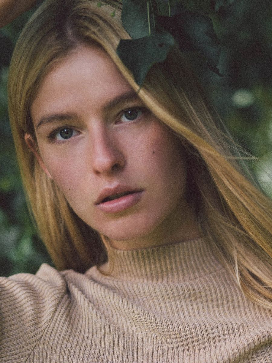 Balistarz-model-Kate-Ermakova-headshot-portrait-shoot-in-a-turtleneck-pale-sweater-for-Olga-Usacheva
