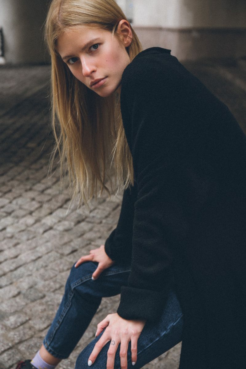 Balistarz-model-Kate-Ermakova-portrait-shoot-in-a-coat-and-jeans
