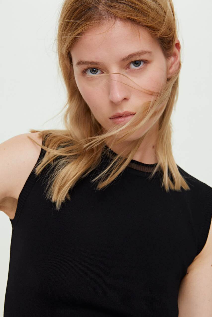 Balistarz-model-Kate-Ermakova-portrait-casual-closeup-shoot-in-a-black-top