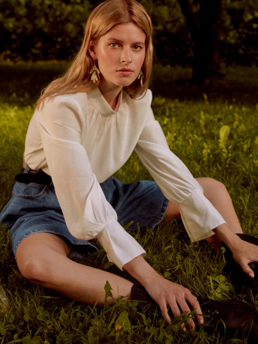 Balistarz-model-Kate-Ermakova-portrait-shoot-in-casual-clothing-sitting-on-grass