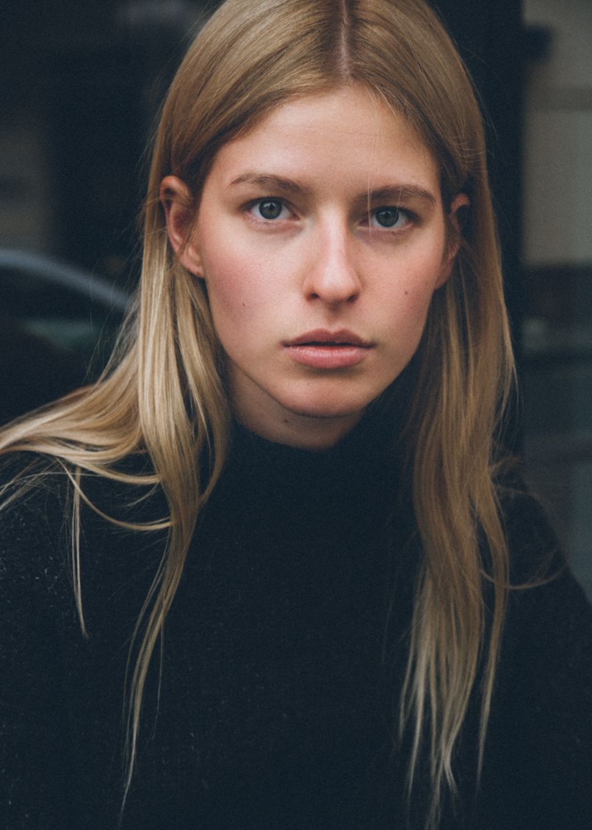 Balistarz-model-Kate-Ermakova-portrait-shoot-closeup-in-sweater-Kristina-Reeva