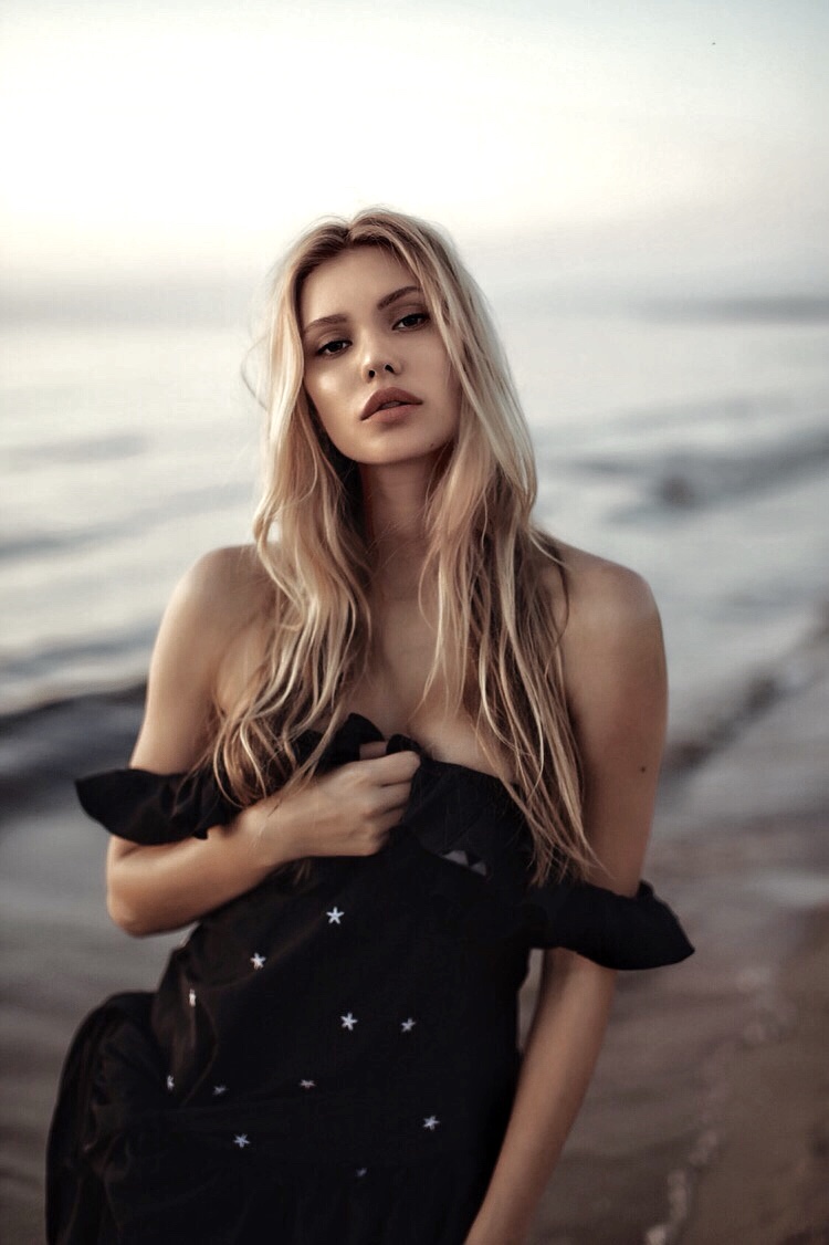 Balistarz-model-Laura-Ziedone-portrait-beach-shoot