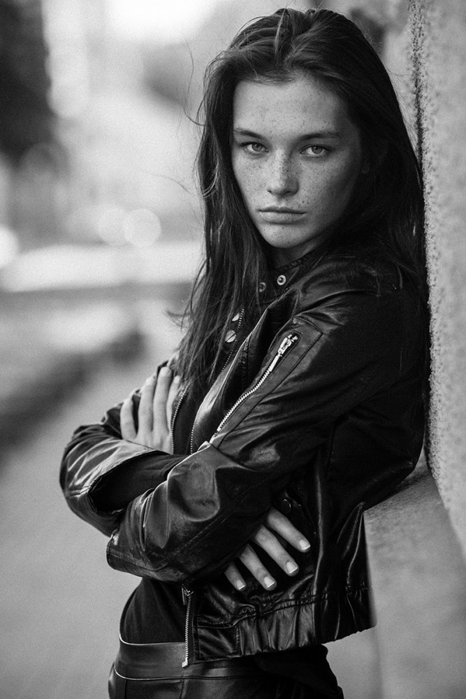 Balistarz-model-Lisa-Ababkova-black-and-white-portrait-shoot-in-leather-jacket-leaning-against-wall