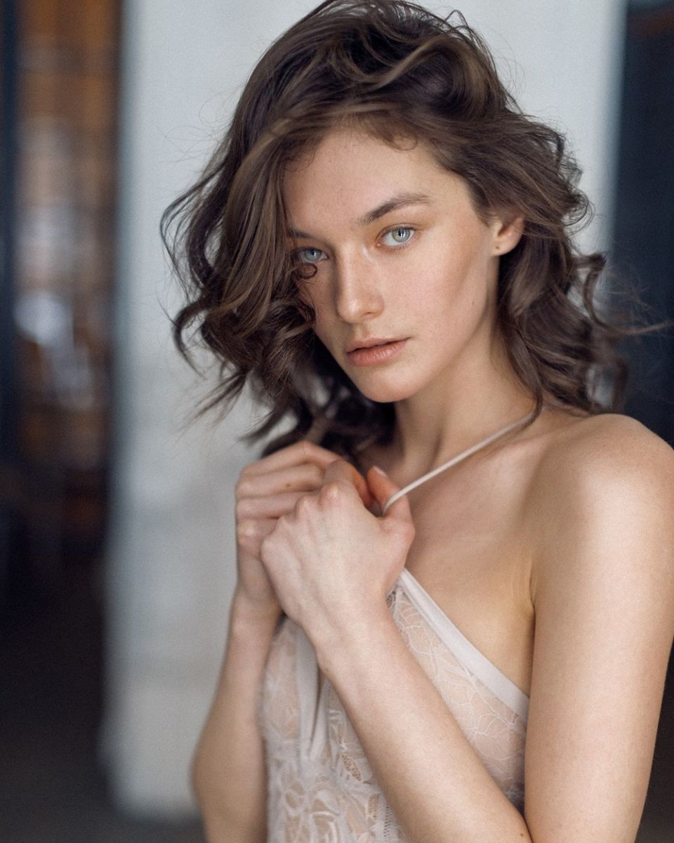 Balistarz-model-Lisa-Ababkova-portrait-shoot-white-garment