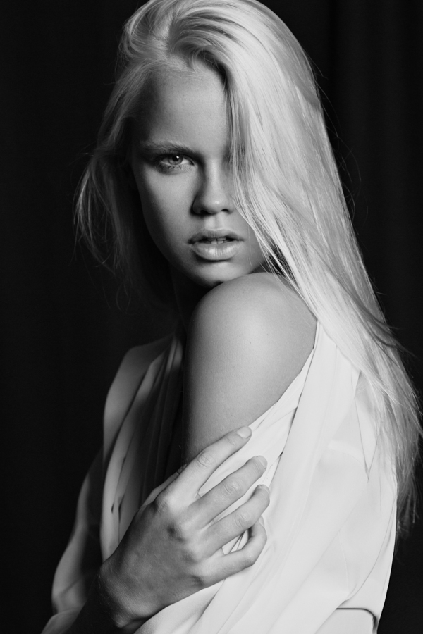 Balistarz-model-Lotte-Keijser-black-and-white-headshot-portrait-shoot-white-top