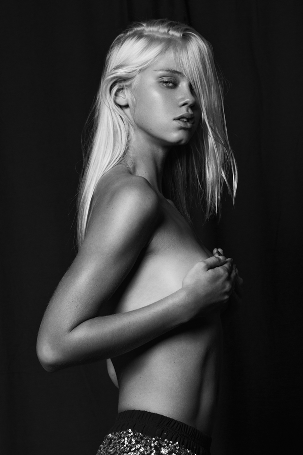 Balistarz-model-Lotte-Kejiser-black-and-white-portrait-shoot-sideways-shorts