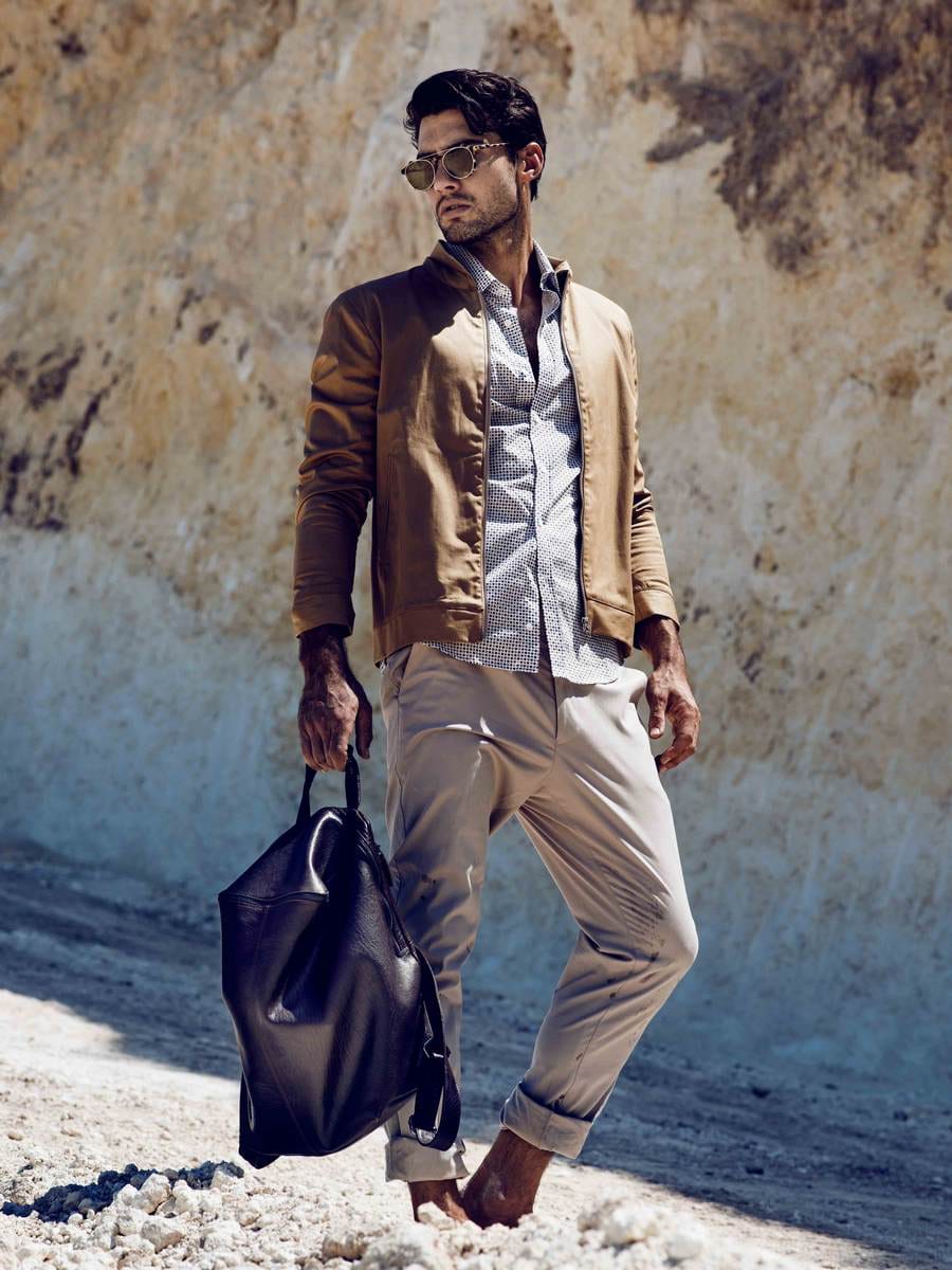 Balistarz-model-Mitchell-Wick-outdoor-fashion-walking-outside-barefoot-bringing-a-black-travel-bag