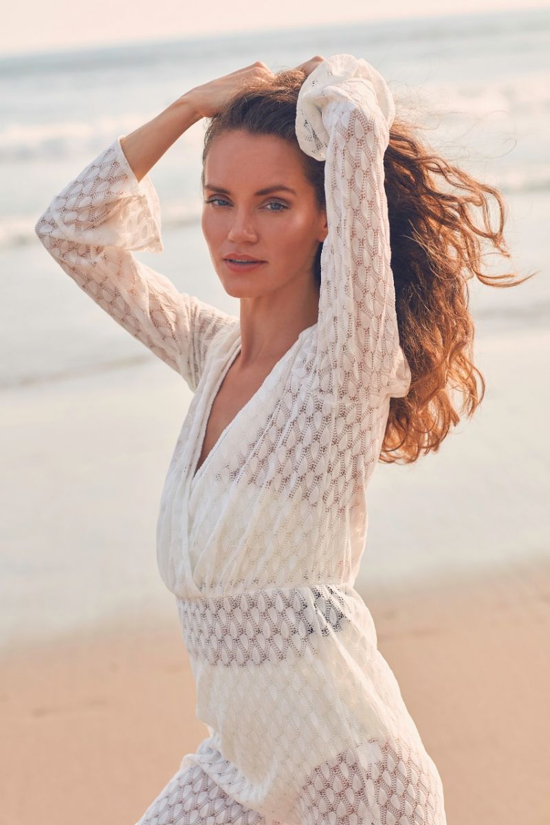 Balistarz-model-Natalia-Brhel-portrait-beach-shoot-feeling-the-wind