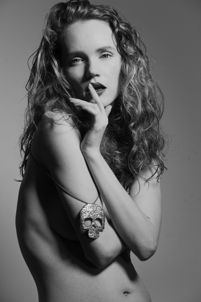 Balistarz-model-Natalia-Brhel-black-and-white-portrait-shoot-by-Willjaps-Photographer
