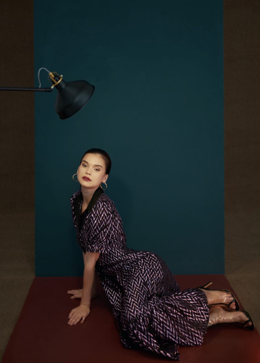 Balistarz-model-Oksana-Stoyanovskaya-portrait-shoot-in-a-purple-dress-laying-on-the-ground-with-a-lamp