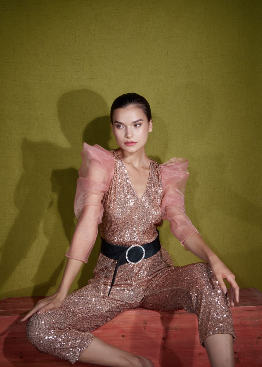 Balistarz-model-Oksana-Stoyanovskaya-portrait-shoot-in-a-red-fancy-outfit-sitting