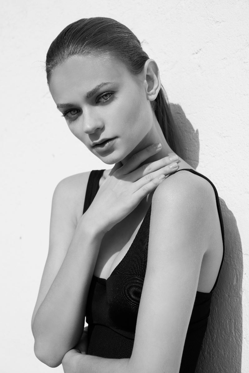 Balistarz-model-Polina-Batychek-portrait-in-black-and-white-touching-her-neck