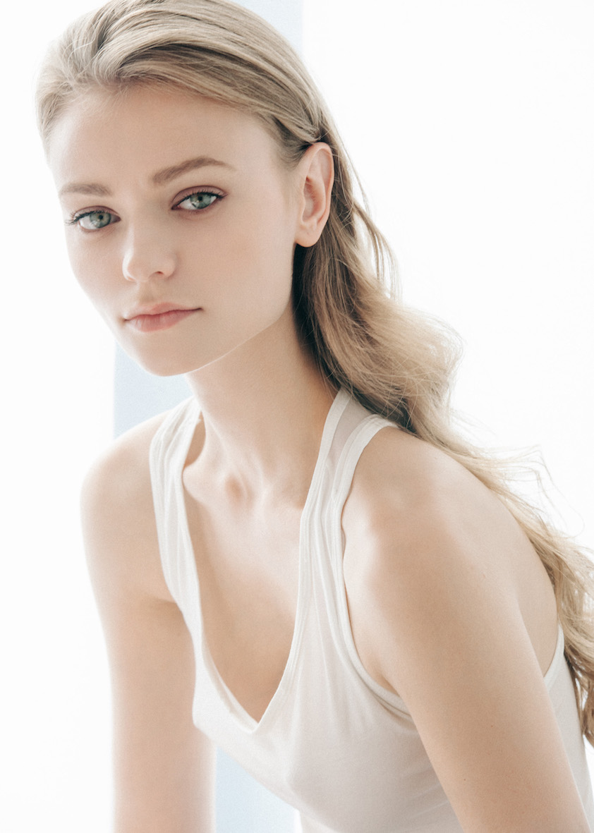 Balistarz-model-Polina-Batychek-In-White-Top