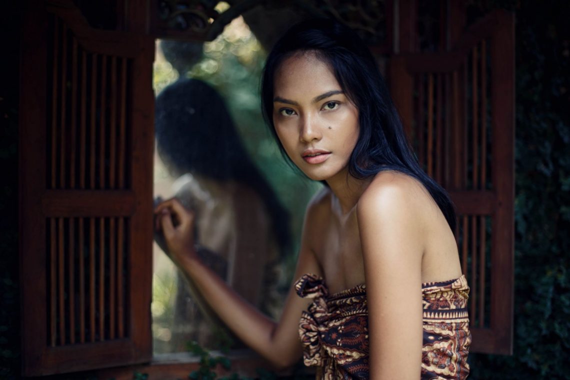Balistarz-model-Putri-Sulistyowati-portrait-landscape-shoot-with-a-mirror