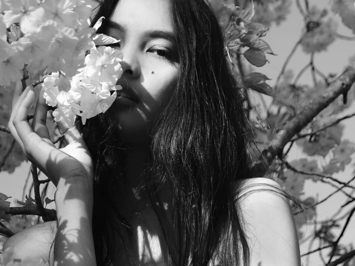 Balistarz-model-Putri-Sulistyowati-landscape-black-white-shoot-with-beautiful-flowers