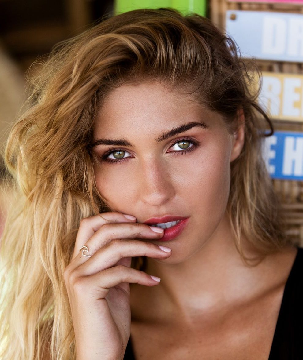 Balistarz-model-Rachel-Bowler-portrait-closeup-shoot-with-a-ring-looking-gorgeous