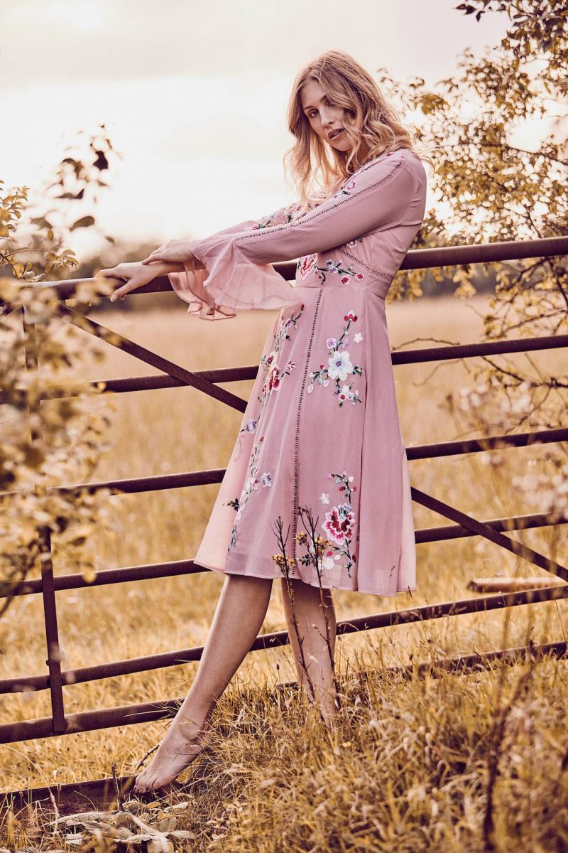 Balistarz-model-Rachel-Bowler-portrait-shoot-in-a-pink-dress-outside-holding-a-fence