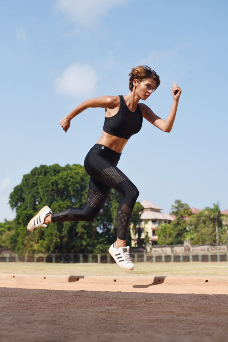 Balistarz-model-Raluca-Cojocaru-portrait-shoot-on-a-field-exercising-by-running-and-jumping