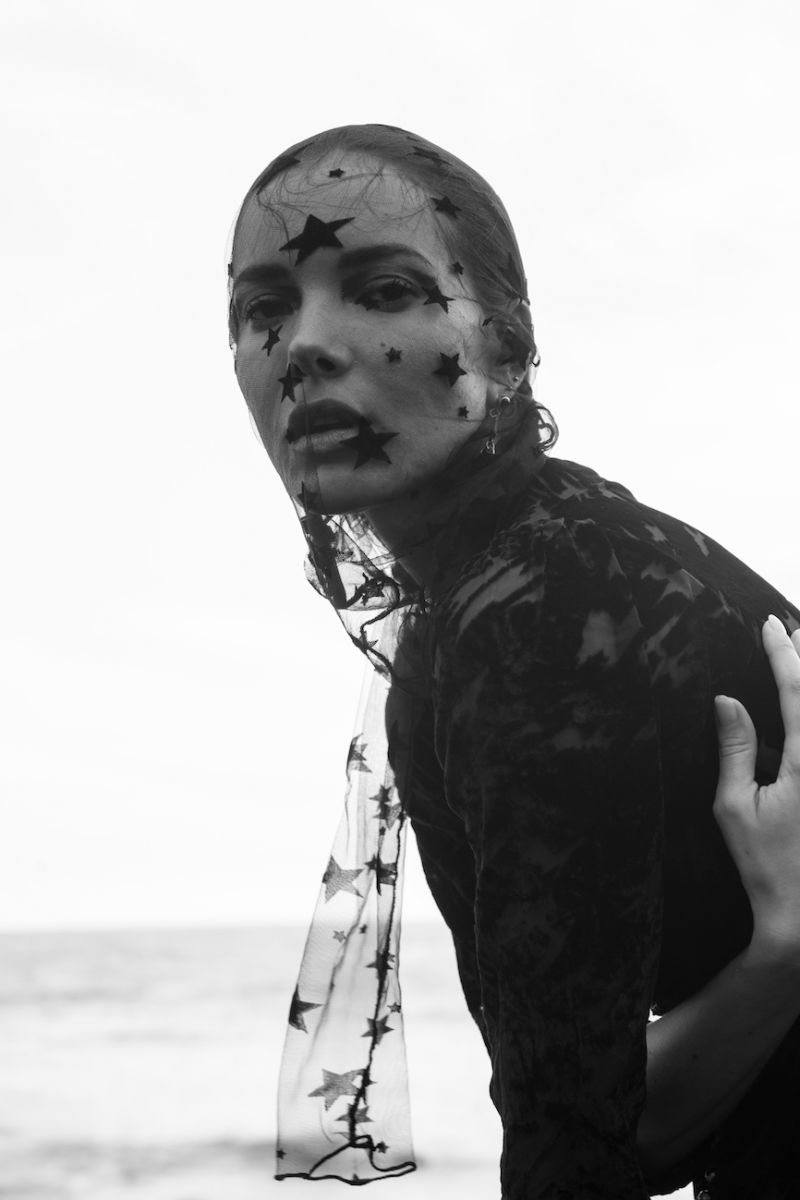 Balistarz-model-Renya-Gorlanova-black-and-white-star-portrait-beach-shot