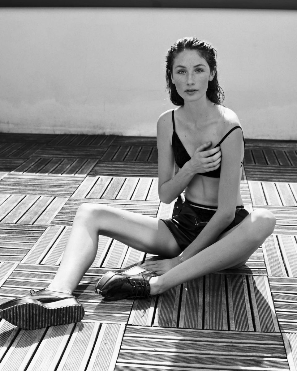 Balistarz-model-Sienna-Feher-black-and-white-portrait-shoot-casual