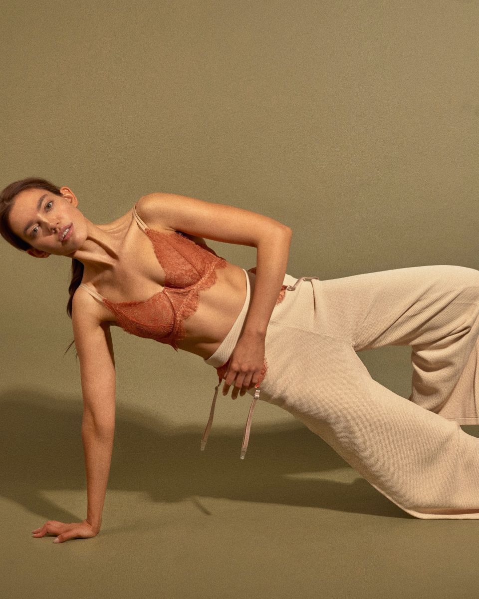 Balistarz-model-Sofia-Dorrigo-portrait-shoot-doing-a-yoga-pose-sideways