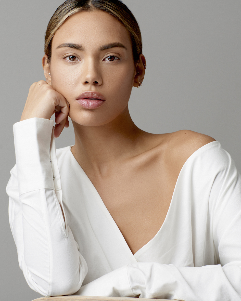 Balistarz-model-Stephanie-Taylor-portrait-shoot-in-a-white-casual-long-sleeve-for-Sylwia-Szyplik