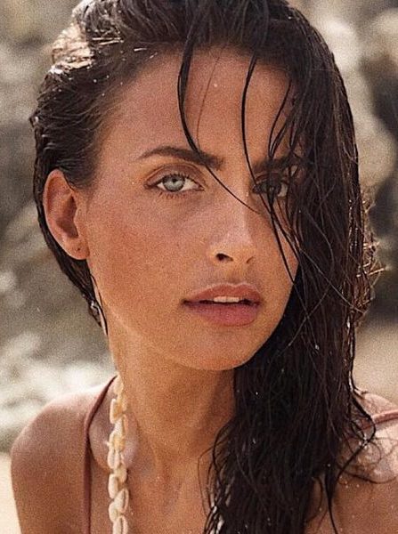 Balistarz-model-Therese-Hansen-beach-headshot-portrait-shell-neckace