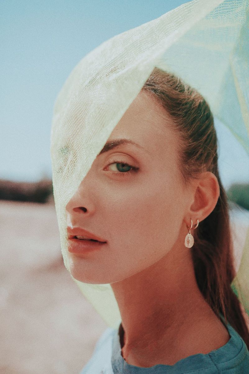 Balistarz-model-Therese-Hansen-headshot-beach-shoot-cloth-over-eye