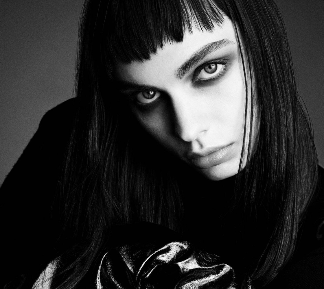 Balistarz-model-Tina-Veshagura-potrait-black-and-white-box-shoot-in-sweater