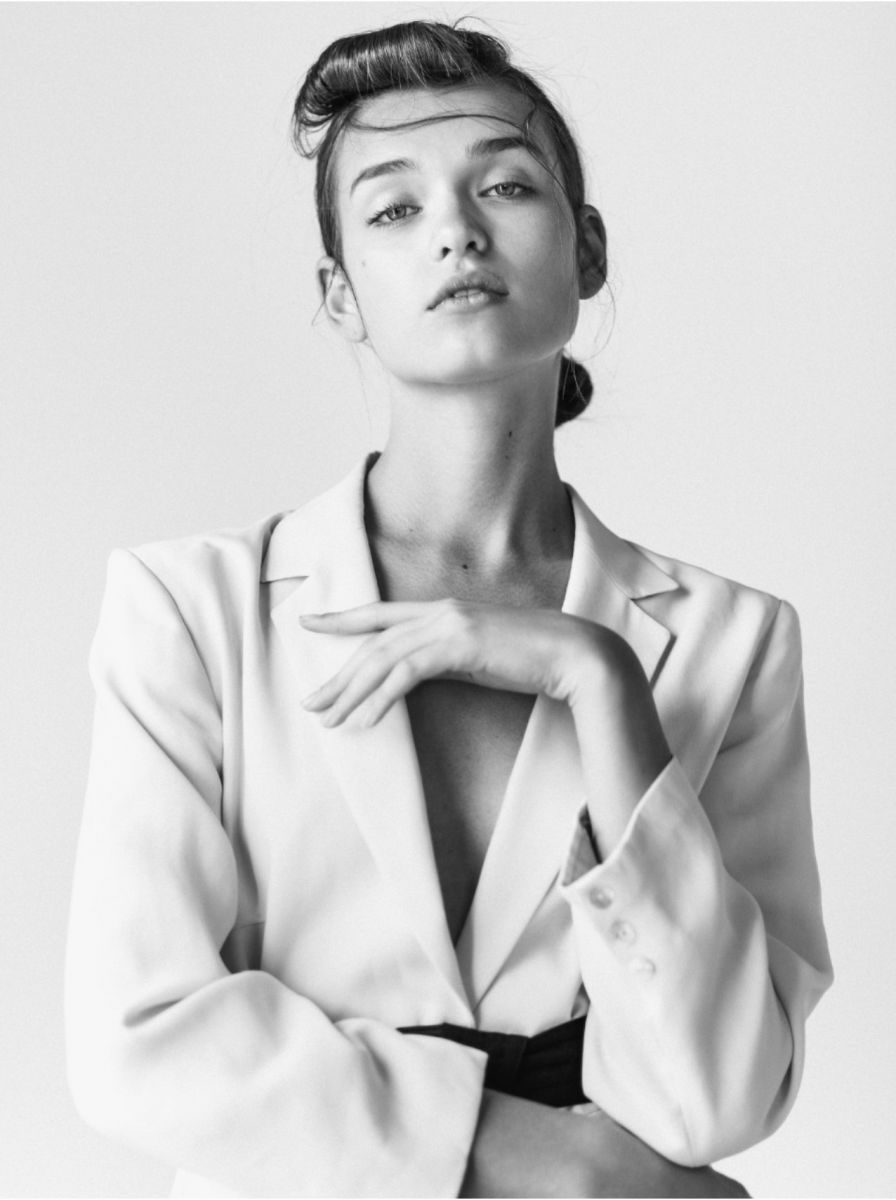 Balistarz-model-Valeria-Rudenko-black-and-white-portrait-shoot-with-white-suit