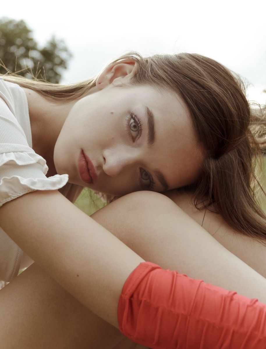 Balistarz-model-Valeria-Rudenko-portrait-shoot-head-resting-on-legs-red-band-white-shirt