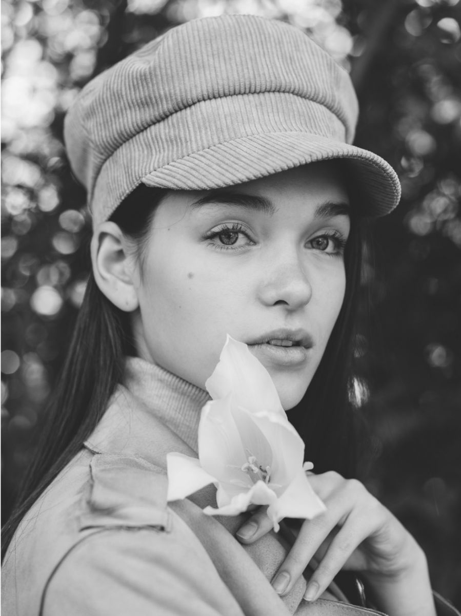 Balistarz-model-Valeria-Rudenko-black-white-portrait-shoot-with-hat-and-coat-with-a-flower