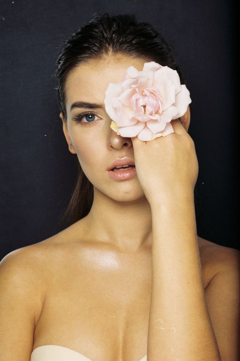 Balistarz-model-Valeriya-Praka-portrait-shoot-with-flower-on-her-eye