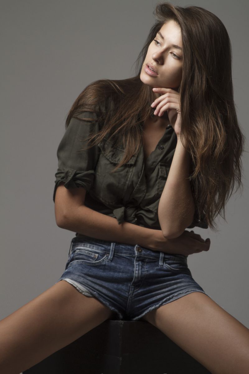 Balistarz-model-Veronika-Istomina-casual-style-studio-photo-shoot-short-jeans