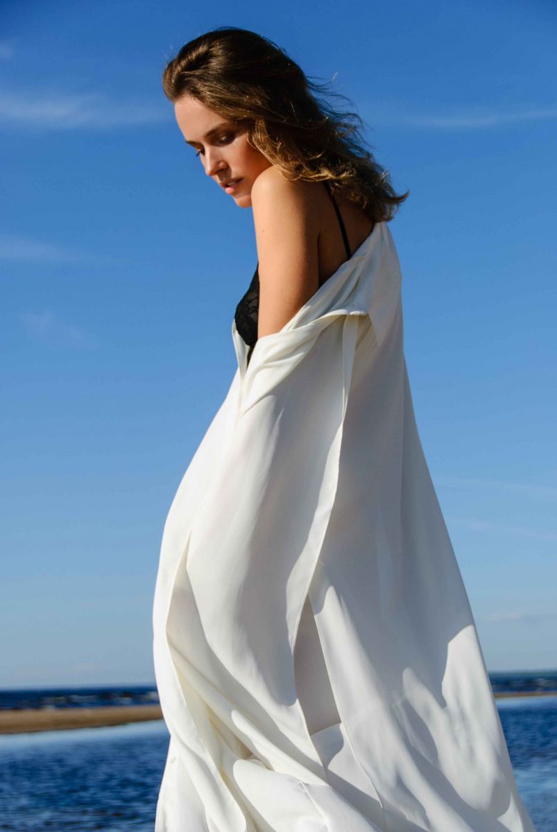 Balistarz-model-Zane-Garlaskelli-oudoor-photo-session-white-gown-over-the-blue-sea-background